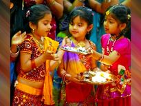 दिवाली पर बच्चों को परंपरा और त्योहार के रीति-रिवाजों के बारें में इन तरीकों से सिखाएं