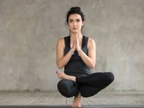Diwali Health Tips: दिवाली में रखना है खुद का ख्याल, इन योगासन से करें बॉडी को डिटॉक्स