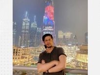 HBD Shahrukh Khan: इस उम्र में भी किंग खान दिखते हैं डेशिंग, देखें स्टाइलिश लुक्स