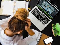 ऑफिस के काम की टेंशन से आपकी स्किन पर पड़ता है सीधा असर, हो सकती हैं ये बीमारियां