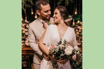 2023 के वेडिंग रिसेप्शन मेन्यू के हॉट ट्रेंड की लिस्ट, पेन और पेपर लेकर बैठना