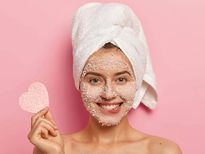 DIY Fruit Scrub: ड्राई स्किन से छुटकारा पाने के लिए यूज करें पपीता और अनानास स्क्रब