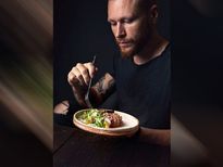 Hunger at midnight: सोते वक्त आधी रात को आपको भी लगती है भूख, तो ये हो सकते हैं रीज़न