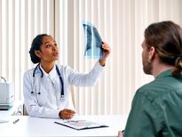 Pneumonia: सर्दियों में इन लोगों में बढ़ जाता है निमोनिया का खतरा, ये लक्षण दिखें तो तुरंत हो जाएं सावधान