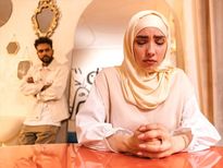 Relationship Tips: नाराज़ और गुस्से से भरी पत्नी को कैसे टैकल करें? इन ट्रिक्स की मदद लें 