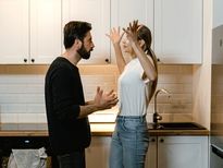 Relationship Tips: शादीशुदा जिंदगी को बर्बाद कर देती हैं कपल्स के बीच ये आदतें 