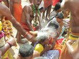 ಭಕ್ತರ ತಲೆಗೆ ತೆಂಗಿನಕಾಯಿ ಒಡೆಯುವ ಅರ್ಚಕ! ವಿಡಿಯೋ ನೋಡಿ