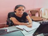 கைகளில் விரல்கள் இல்லாமல் வியக்க வைக்கும் இளம் பெண்.!