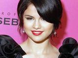 Selena Gomez Dislikes The Paparazzi