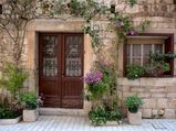 Simple Ideas To Decorate Your Entrance