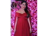 Mommy-to-be Kareena Kapoor Flaunts Her Baby Bump At The Red Carpet