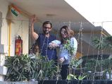 New Mommy Kareena Kapoor Returns Home With The Baby In A Casual Sweatshirt