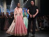 Padma Lakshmi Turns Muse For Tarun Tahiliani @ Lakme Fashion Week S/R 2017