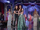 Kareena Kapoor Khan’s Iridescent Gown At The Finale Of LFW 2018 Was About Different Shades Of A Diva