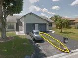 Man Pays $9,100 For A Florida Villa, But Actually Bought A 30 cm-Wide Strip Of Lawn Instead!
