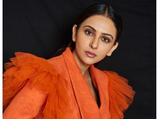 Rakul Preet Shows Us The Perfect Make-up To Pair Up With A Bright Outfit