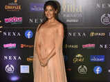 IIFA Awards 2019: Alia Bhatt’s Messy Hairdo Exudes Dreamy Vibes But Her Make-up, Not So Much!