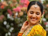 Anasuya Bharadwaj Gives Ethnic Fashion Goals In A Dual-Toned Attire For Upcoming Festivals