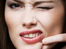 మొటిమలను గిల్లుతున్నారా..?