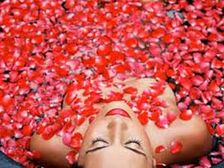 గులాబీ పూలతో స్నానం చేస్తే..?