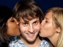 ఒక్క లుక్కుతో మత్తెక్కాల..!!