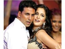 రోజుకు 13 కౌగలింతలు... అయినా చాలవు!