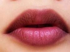 పెదవుల్లో గులాభి మెరుపులు...