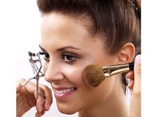 మెటాలిక్ మేకప్ తో అందం..చందం...