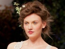 ట్రెండ్ ను బట్టి మారుతున్న కేశ అలంకరణ.....