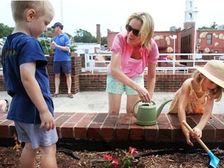 ఆకర్షించే పచ్చని మొక్కలు...పెంచే చిన్నారులు...