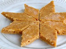 కోకనట్-బేసన్ బర్ఫీ