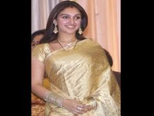 హుందాతనాన్ని తెలిపే నిండైన చీర కట్టు...!