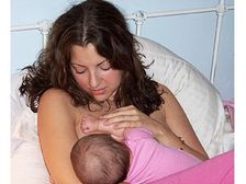 డెలివరీ అయిన గంటకు బిడ్డకు పాలు పట్టవచ్చా?