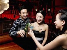 తల్లి తండ్రులతో కలసి మందు కొడితే?