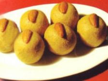 బాదాం - బేసన్(శెనగపిండి) లడ్డు