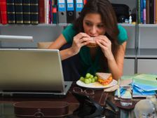 అనారోగ్యాన్నిచ్చే ఆఫీస్ తిండ్లు!