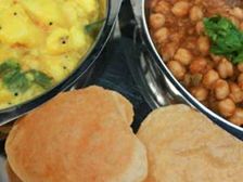 చోలే పొటాటో విత్ పూరి