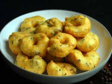 కొబ్బరి చట్నీ - మసాలా గారెలు