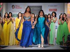 బ్రైట్ కలర్ ఫ్యాషన్ దుస్తులతో మత్తెక్కించిన మోడల్స్