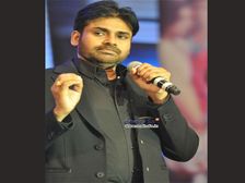 నేచురల్ గా కనబడే పవన్ కళ్యాణ్ డ్రెస్సింగ్ స్టైల్