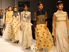 విల్స్ ఫ్యాషన్ షోలో టెడ్రిషనల్ అవుట్ ఫిట్స్ మోడ్రన్ గా...