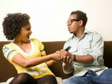 మీ గర్లఫ్రెండ్ ఫోన్ మీరు తాకడానికి ఇష్టపడదు: అందుకు 7 కారణాలు