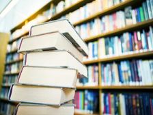 పుస్తకాల షెల్ఫ్ చక్కగా అమర్చడానికి 5 పద్ధతులు 