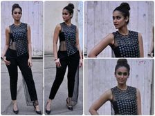 ఆమె చెక్కిలిగింతల చిలిపి నవ్వుతో మత్తేక్కించేస్తున్నది