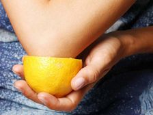 మోచేతులు నలుపు తగ్గించి కాంతివంతగా మార్చే 9 హోం రెమెడీస్