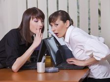 మీ స్నేహితులు మీ సంబంధాన్ని నాశనం చేస్తున్నారని చెప్పటానికి సంకేతాలు 