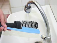 దువ్వెన-హెయిర్ బ్రష్ ను శుభ్రం చేయడానికి సులభ చిట్కాలు