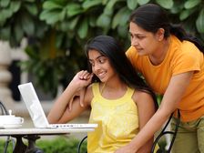 మీ అమ్మాయికి మీరు నేర్పించే ప్రేమ పాఠాలు