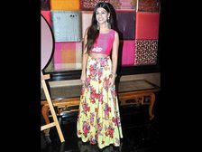 పెళ్లిళ్లలో ఇలాంటి కలర్ ఫుల్ లెహంగాలో మెరిసిపోండి.. !