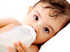 అలర్ట్: వన్ ఇయర్ లోపు పిల్లలకు ఆవు పాలు ఇవ్వకూడదు ? ఎందుకు ?